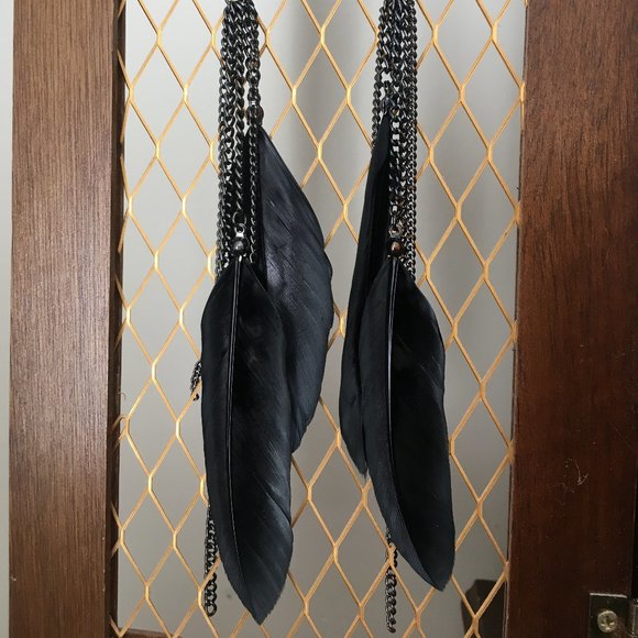 Beautiful Elegant Feather Drape Earrings - Picture 3 of 4